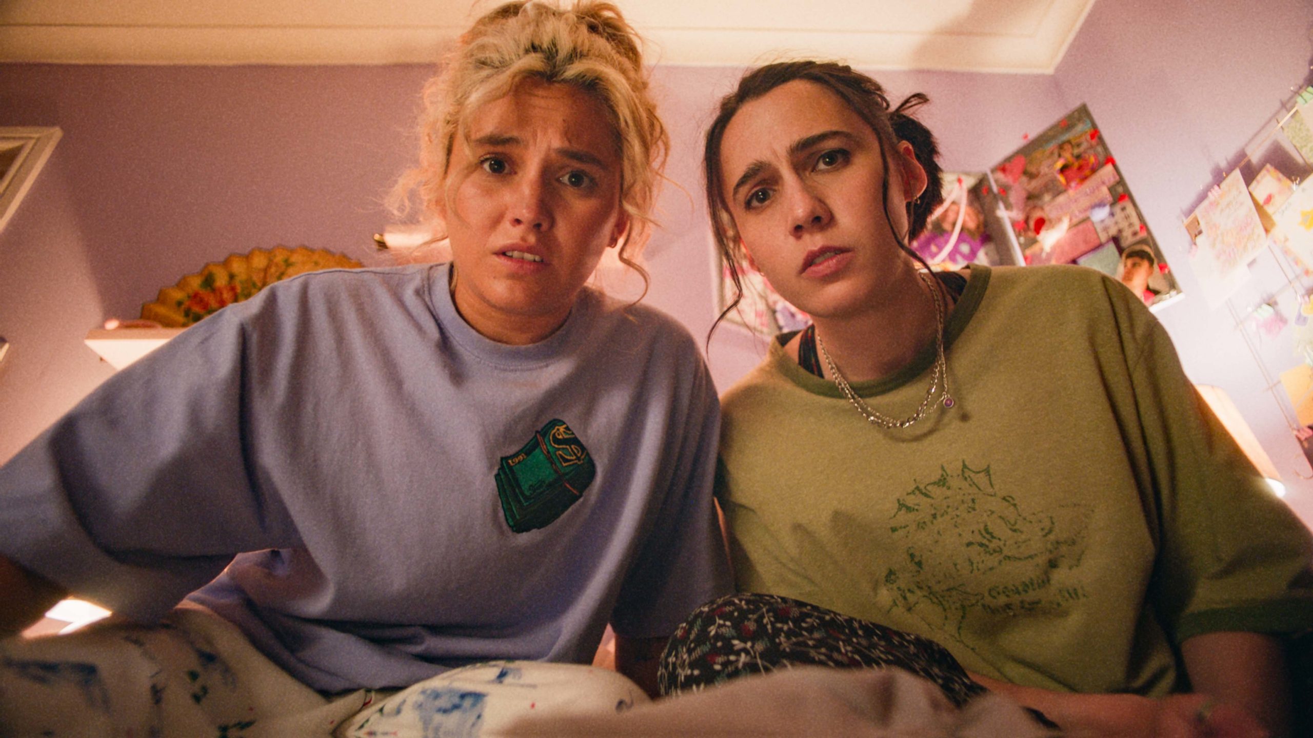 Such Brave Girls, protagonizada por Lizzie Davidson y Kat Sadler, fue un reciente éxito de comedia de la BBC escrito para hacer reír a carcajadas a los espectadores